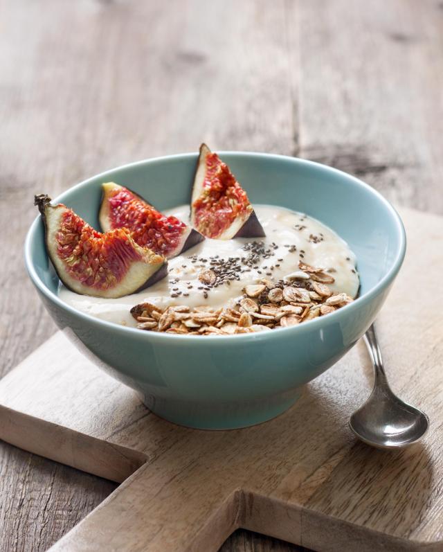 Yoghurt met granola en vijgen