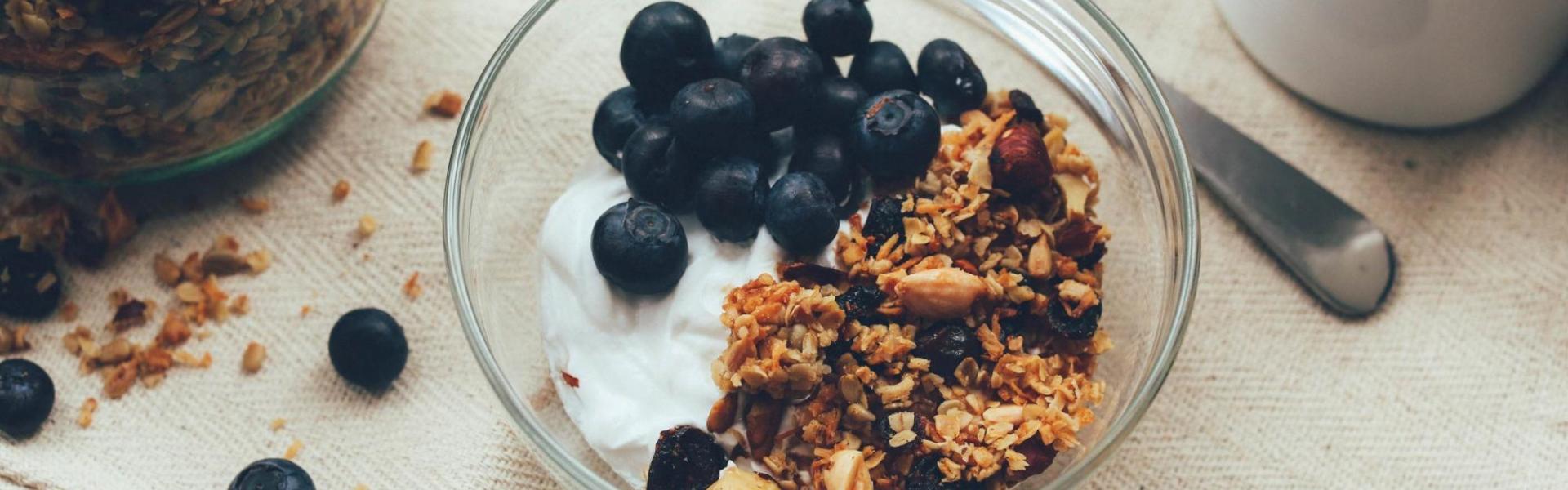 Yoghurt met granola en bessen